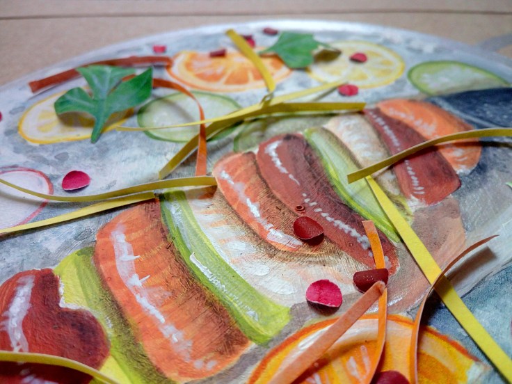 Piatti così belli da meritare un ritratto. 
Questo piatto colorato e fresco di crudità di pesce si ispira alla cucina siciliana e fa parte del menù di  Piccola Cucina Estiatorio, ristorante italiano a New York. 